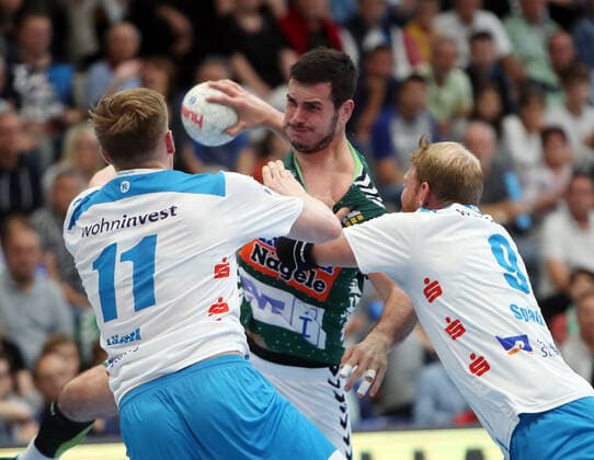 Frisch Auf Göppingen TVB 1898 Stuttgart Germany, Göppingen, 29 09 2019, Handball, Liqui Moly HBL Bundesliga, Season 2019 2020, Frisch Auf Göppingen TVB 1898 Stuttgart v l Adam Lönn TVB 1898 Stuttgart , Ivan Sliskovic Frisch Auf Göppingen , Manuel Späth TVB 1898 Stuttgart