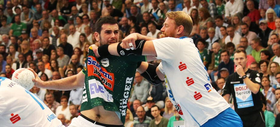 29 09 2019, Germany, Göppingen, Handball 1 Bundesliga Season 2019 2020 FRISCH AUF Göppingen vs. TVB 1898 Stuttgart v l Ivan Sliskovic FAG , Manuel Späth TVB