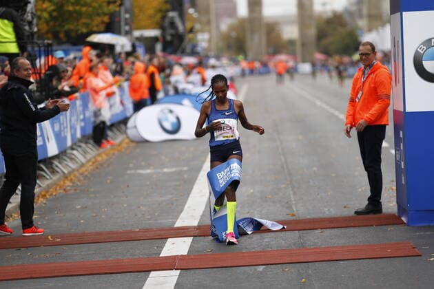 Germany: Kenenisa Bekele wins the 46th Berlin Marathon Kenenisa Bekele won the 46th Berlin Marathon in 2:01:41 hours, just short of the world record. For the women, Ashete Bekere won - Ethiopian double success. Ashete Bekere made it 42 kilometers in 2:20:14 hours. Second was her compatriot Mare Dibaba, eight seconds behind. Germany s Melat Kejeta made it 2:23:58 in her first marathon. Berlin Germany  SimonexKuhlmeyx xPacificxPress