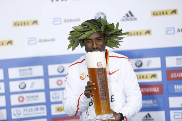 Bilder des Jahres 2019, Sport 09 September Sport Themen der Woche KW39 Sport Bilder des Tages Germany: Kenenisa Bekele wins the 46th Berlin Marathon Kenenisa Bekele won the 46th Berlin Marathon in 2:01:41 hours, just short of the world record. For the women, Ashete Bekere won - Ethiopian double success. Ashete Bekere made it 42 kilometers in 2:20:14 hours. Second was her compatriot Mare Dibaba, eight seconds behind. Germany s Melat Kejeta made it 2:23:58 in her first marathon. Berlin Germany  SimonexKuhlmeyx xPacificxPress