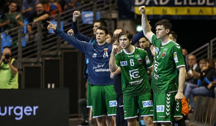 29 09 2019, Handball, 1 Bundesliga, 7 Spieltag, Foxes Berlin The Owls Ludwigshafen, Max Schmeling Halle Players of the Foxes Berlin Frederik Simak l r , Jacob Tandrup Holm and Simon Ernst cheer Handball 1 Bundesliga Foxes Berlin The Owls Ludwigshafen