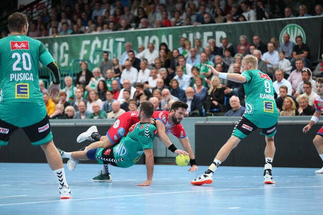Tim Suton TBV Lemgo Lippe 23 against Lucas Champion TSV GWD Minden 2 GER, Handball, 1 Bundesliga, TSV GWD Minden against TBV Lemgo Lippe, 29 09 2019 Minden Copyright: xEIBNER JanxStrohdiekx EP_JSK
