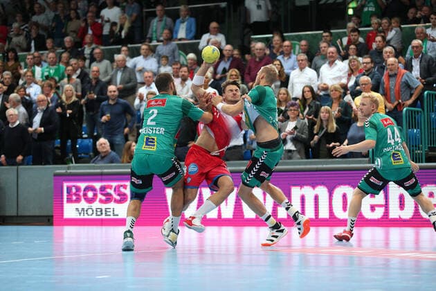 Dani Baijens TBV Lemgo Lippe 77 vs Lucas Meister TSV GWD Minden 2 left and Christoffer Rambo TSV GWD Minden 9 right GER, Handball, 1 Bundesliga, TSV GWD Minden vs TBV Lemgo Lippe, 29 09 2019 Minden Copyright: xEIBNER JanxStrohdiekx EP_JSK