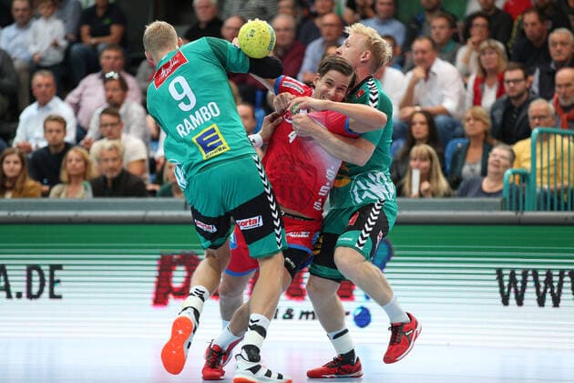 Bjarki Mar Elisson TBV Lemgo Lippe 4 versus Christoffer Rambo TSV GWD Minden 9 left and Kevin Gulliksen TSV GWD Minden 44 right GER, Handball, 1 Bundesliga, TSV GWD Minden versus TBV Lemgo Lippe, 29 09 2019 Minden Copyright: xEIBNER JanxStrohdiekx EP_JSK