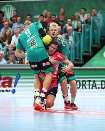 Bjarki Mar Elisson TBV Lemgo Lippe 4 versus Christoffer Rambo TSV GWD Minden 9 left and Kevin Gulliksen TSV GWD Minden 44 right GER, Handball, 1 Bundesliga, TSV GWD Minden versus TBV Lemgo Lippe, 29 09 2019 Minden Copyright: xEIBNER JanxStrohdiekx EP_JSK