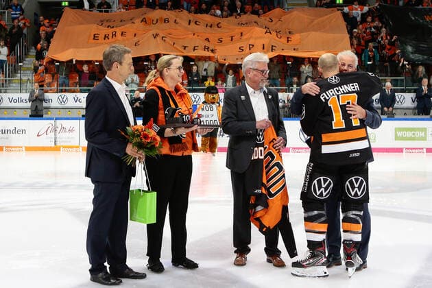 29 09 2019, xtgx, ice hockey DEL, Grizzlys Wolfsburg Augsburger Panther emspor, v l Sebastian Furchner Wolfsburg, 17 will be honored for his 1000 DEL game, honor, ceremony, jubilaeum Wolfsburg