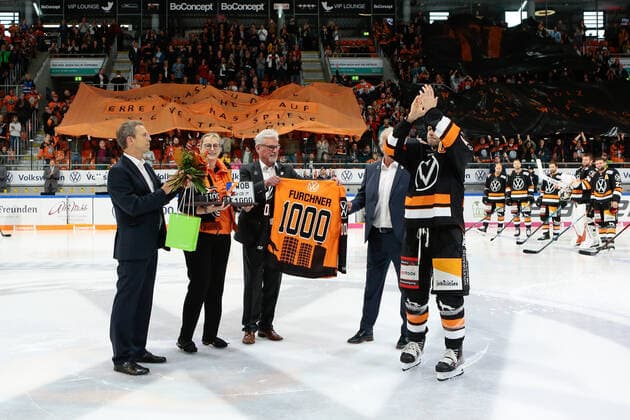 29 09 2019, xtgx, ice hockey DEL, Grizzlys Wolfsburg Augsburger Panther emspor, v l Sebastian Furchner Wolfsburg, 17 will be honored for his 1000 DEL game, honor, ceremony, jubilaeum Wolfsburg
