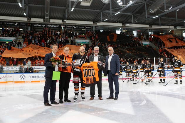 29 09 2019, xtgx, ice hockey DEL, Grizzlys Wolfsburg Augsburger Panther emspor, v l Sebastian Furchner Wolfsburg, 17 will be honored for his 1000 DEL game, honor, ceremony, jubilaeum Wolfsburg