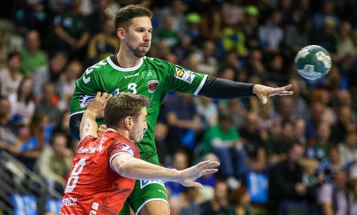 29 09 2019, Handball, 1 Bundesliga, 7 Spieltag, Füchse Berlin The Owls Ludwigshafen, Max Schmeling Hall Berlins Fabian Wiede r will be blocked by Gunnar Dietrich von Eulen Ludwigshafen Handball 1 Bundesliga Füchse Berlin The Owls Ludwigshafen