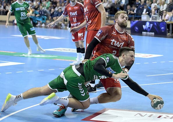 29 09 2019, xlakx, Handball Bundesliga, Fuechse Berlin Eulen Ludwigshafen emspor, from left to right at the ball Fabian Wiede Fuechse Berlin 3 ,Frederic Stueber Die Eulen Ludwigshafen 2 Berlin