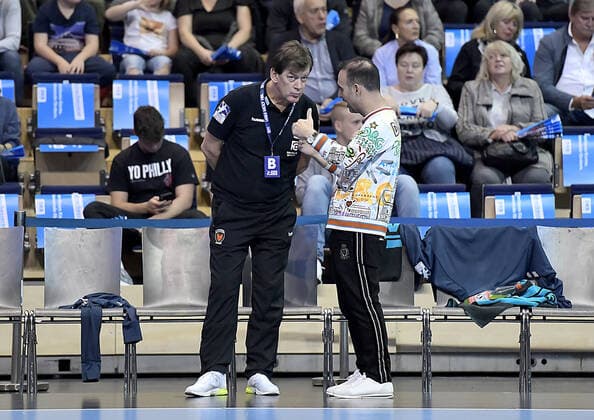 29 09 2019, xlakx, Handball Bundesliga, Fuechse Berlin Eulen Ludwigshafen emspor, v l Conversation between Velimir Petkovic Trainer, Fuechse Berlin and Bob Hanning Managing Director, Fuechse Berlin Berlin