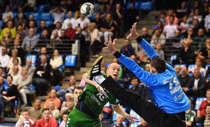 Paul Drux Füchse beim Wurf, right Martin Tomovski TW Eulen Füchse Berlin Die Eulen Ludwigshafen 1 Bundesliga, DKB Handballbundesliga, 2019 2020 Men, Men, Handball, Germany, Germany, Max Schmeling Halle Berlin, 29 9 2019