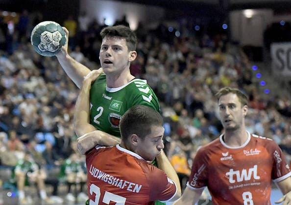 29 09 2019, xlakx, Handball Bundesliga, Fuechse Berlin Eulen Ludwigshafen emspor, v l on the ball Simon Ernst Fuechse Berlin 2 ,Jerome Mueller Die Eulen Ludwigshafen 27 ,Gunnar Dietrich Die Eulen Ludwigshafen 8 Berlin
