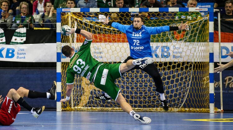 29 09 2019, Handball, 1 Bundesliga, 7 Spieltag, Füchse Berlin Die Eulen Ludwigshafen, Max Schmeling Halle Berlins Mijajlo Marsenic l throws the ball at the goal of Stefan Hanemann von Eulen Ludwigshafen Handball 1 Bundesliga Füchse Berlin Die Eulen Ludwigshafen