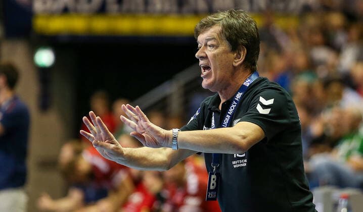 29 09 2019, Handball, 1 Bundesliga, 7 Spieltag, Foxes Berlin The Owls Ludwigshafen, Max Schmeling Halle Berlin coach Velimir Petkovic stands gesturing at the edge of the field Handball 1 Bundesliga Foxes Berlin The Owls Ludwigshafen