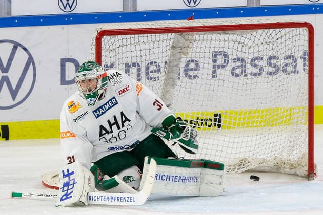 29 09 2019, xtgx, ice hockey DEL, Grizzlys Wolfsburg Augsburg Panther emspor, v l Puck beats behind Olivier Roy Augsburg, 31 a Sebastian Furchner Wolfsburg, 17 shoots goal, scorer, scored goal, scored goal Wolfsburg