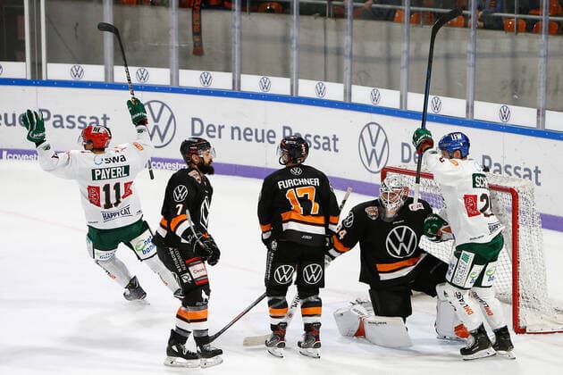 29 09 2019, xtgx, ice hockey DEL, Grizzlys Wolfsburg Augsburg Panther emspor, v l Augsburg after goal to 1 2 by David Stieler Augsburg, 21 cheers, goal jubilation, cheers over the goal, celebrate the goal, celebration Wolfsburg disappointed, looks disappointed, knocked down, disappointed Wolfsburg