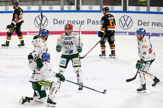 29 09 2019, xtgx, Eishockey DEL, Grizzlys Wolfsburg Augsburger Panther emspor, v l Augsburg after goal to 1 2 by David Stieler Augsburg, 21 Jubel, Torjubel, Jubelt über das Tor, celebrate the goal, celebration Wolfsburg