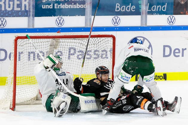 29 09 2019, xtgx, ice hockey DEL, Grizzlys Wolfsburg Augsburg Panther emspor, v l Olivier Roy Augsburg, 31 , Sebastian Furchner Wolfsburg, 17 , Henry Haase Augsburg, 4 Duel, Combat, tackle Wolfsburg