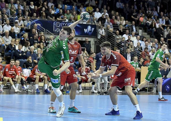 29 09 2019, xlakx, Handball Bundesliga, Fuechse Berlin Owls Ludwigshafen emspor, from left to jump throw Simon Ernst Fuechse Berlin 2 Berlin