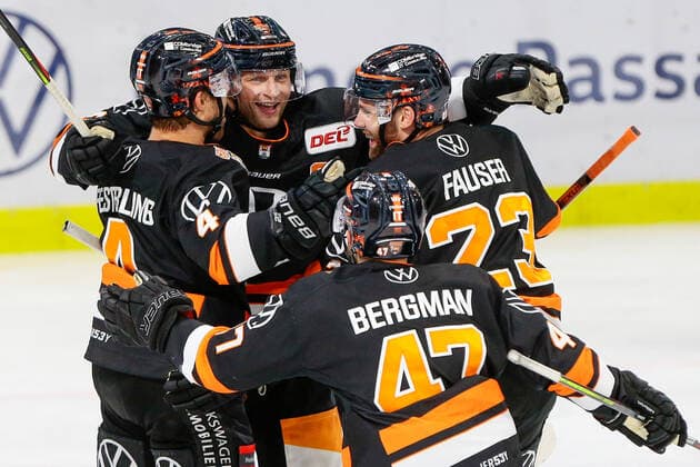 29 09 2019, xtgx, ice hockey DEL, Grizzlys Wolfsburg Augsburg Panther emspor, v l wolfsburg after goal by Sebastian Furchner Wolfsburg, 17 cheers, goal jubilation, cheers over goal, celebrate the goal, celebration Wolfsburg