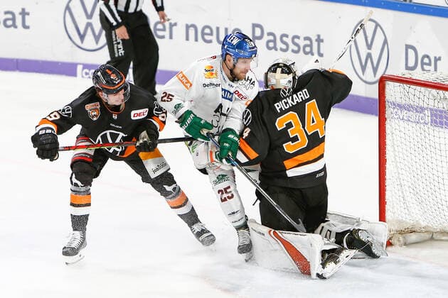 29 09 2019, xtgx, ice hockey DEL, Grizzlys Wolfsburg Augsburg Panther emspor, v l Maximilian Adam Wolfsburg, 59 , Daniel Schmoelz Augsburg, 25 , Chet Pickard Wolfsburg, 34 duel, fight, tackle Wolfsburg