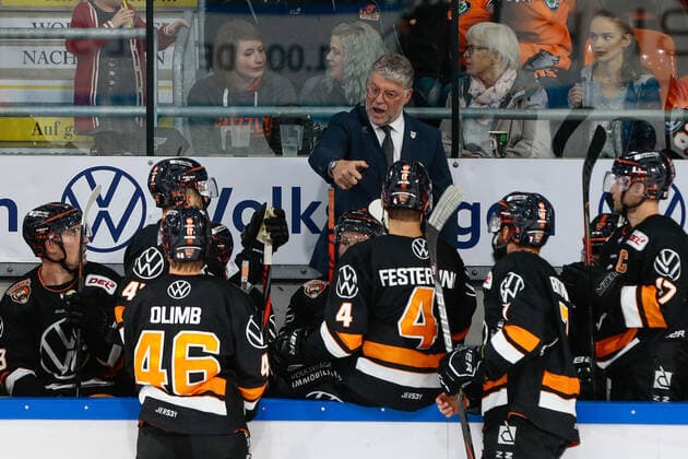 29 09 2019, xtgx, ice hockey DEL, Grizzlys Wolfsburg Augsburg Panther emspor, v l Pat Cortina Wolfsburg, trainer gives instructions, gesticulated with arms, gesticulate, gives instructions Wolfsburg