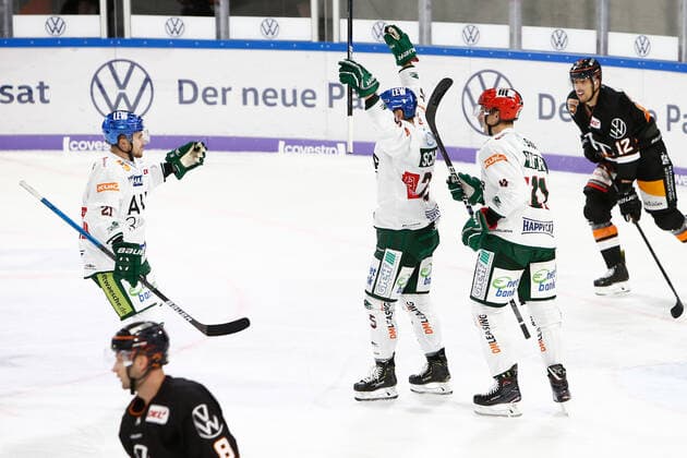 29 09 2019, xtgx, ice hockey DEL, Grizzlys Wolfsburg Augsburger Panther emspor, v l Daniel Schmoelz Augsburg, 25 cheers, goal celebration, celebrate the goal, celebration Wolfsburg, Germany
