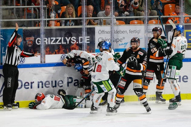 29 09 2019, xtgx, ice hockey DEL, Grizzlys Wolfsburg Augsburg Panther emspor, v l Sahir Gill Augsburg, 29 hits on Jeff Likens Wolfsburg, 9, after this Adam Payerl Augsburg, 11 has fouled Wolfsburg