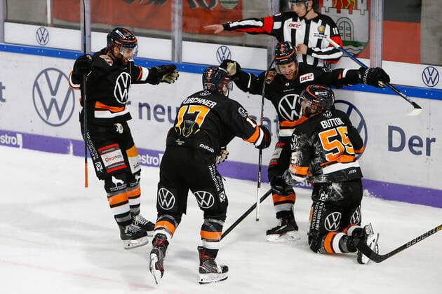 29 09 2019, xtgx, ice hockey DEL, Grizzlys Wolfsburg Augsburg Panther emspor, v l Wolfsburg after goal to 2 3 by Ryan Button Wolfsburg, 55 cheers, goal jubilation, cheers over goal, celebrate the goal, celebration Wolfsburg