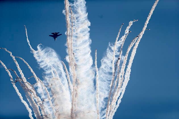 Motorsports: FIA Formula One World Championship, WM, Weltmeisterschaft 2019, Grand Prix of Russia, flight show, airshow, Flugshow, Flugschau, Flugzeuge, airplanes, aircraft Sochi Russia