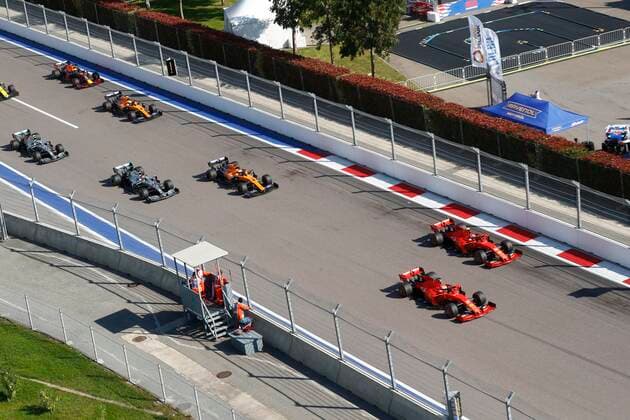Motorsports: FIA Formula One World Championship, WM, Weltmeisterschaft 2019, Grand Prix of Russia, Start, 5 Sebastian Vettel (GER, Scuderia Ferrari Mission Winnow), 16 Charles Leclerc (MCO, Scuderia Ferrari Mission Winnow), 55 Carlos Sainz jr. (ESP, McLaren F1 Team), 44 Lewis Hamilton (GBR, Mercedes AMG Petronas Motorsport), 77 Valtteri Bottas (FIN, Mercedes AMG Petronas Motorsport), 4 Lando Norris (GBR, McLaren F1 Team), Sochi Russia
