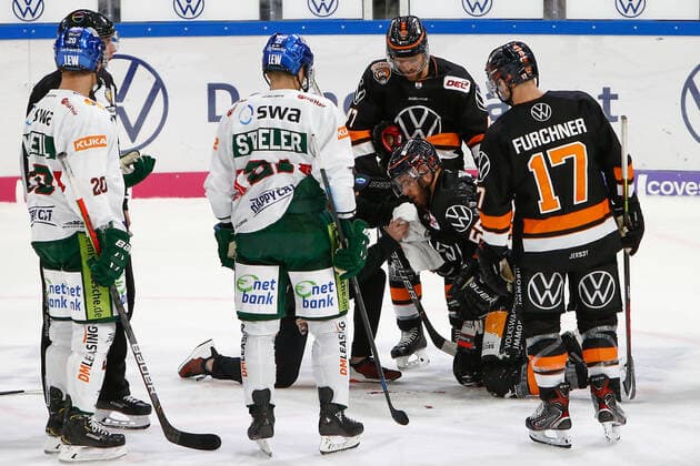 29 09 2019, xtgx, ice hockey DEL, Grizzlys Wolfsburg Augsburg Panther emspor, v l Ryan Button Wolfsburg, 55 injured, bleeding in face Wolfsburg