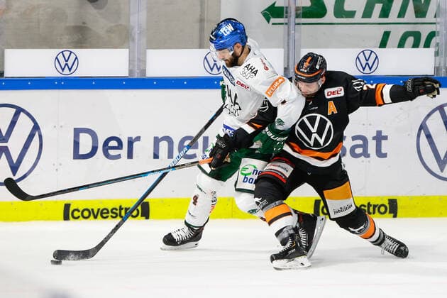 29 09 2019, xtgx, ice hockey DEL, Grizzlys Wolfsburg Augsburg Panther emspor, v l Henry Haase Augsburg, 4 , Gerrit Fauser Wolfsburg, 23 duel, duel, fight, tackle Wolfsburg