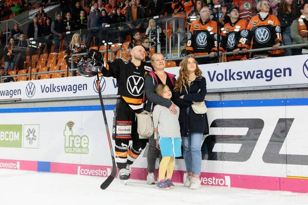 29 09 2019, xtgx, ice hockey DEL, Grizzlys Wolfsburg Augsburg Panther emspor, v l Sebastian Furchner Wolfsburg, 17 and his family, while on the scoreboard congratulations of former teammates are displayed Wolfsburg