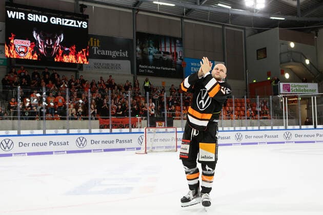 29 09 2019, xtgx, ice hockey DEL, Grizzlys Wolfsburg Augsburg Panther emspor, v l Sebastian Furchner Wolfsburg, 17 thanks the fans Wolfsburg