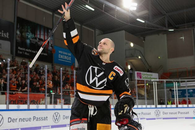 29 09 2019, xtgx, ice hockey DEL, Grizzlys Wolfsburg Augsburg Panther emspor, v l Sebastian Furchner Wolfsburg, 17 thanks the fans Wolfsburg