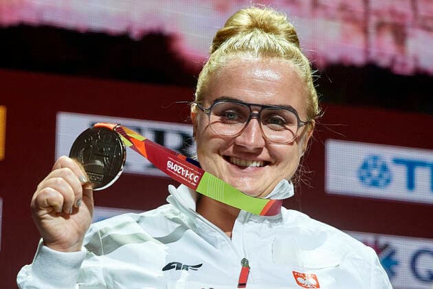 29.09.2019 DOHA , KATAR MISTRZOSTWA SWIATA W LEKKIEJ ATLETYCE DOHA 2019 ( IAAF WORLD CHAMPIONSHIPS DOHA 2019) RZUT MLOTEM KOBIET CEREMONIA MEDALOWA NZ. JOANNA FIODOROW SREBRNY MEDAL FOTO RADOSLAW JOZWIAK CYFRASPORT NEWSPIX.PL --- Newspix.pl  raj20190929178133