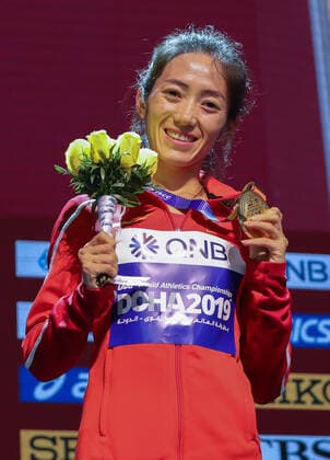 (190929) -- DOHA, Sept. 29, 2019 -- Gold medalist Liang Rui of China poses for pictures at the awarding ceremony of women s 50km race walk during the 2019 IAAF World Athletics Championships in Doha, Qatar, on Sept. 29, 2019. ) (SP)QATAR-DOHA-IAAF WORLD ATHLETICS CHAMPIONSHIPS-WOMEN S 50KM RACE WALK-AWARDING CEREMONY WangxJingqiang 