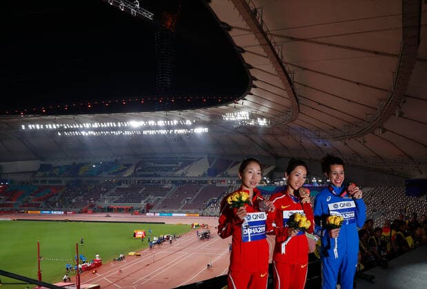 (190929) -- DOHA, Sept. 29, 2019 -- Gold medalist Liang Rui (C) of China, silver medalist Li Maocuo (L) of China and bronze medalist Eleonora Anna Giorgi of Italy pose for pictures at the awarding ceremony of women s 50km race walk during the 2019 IAAF World Athletics Championships in Doha, Qatar, on Sept. 29, 2019. ) (SP)QATAR-DOHA-IAAF WORLD ATHLETICS CHAMPIONSHIPS-WOMEN S 50KM RACE WALK-AWARDING CEREMONY WangxJingqiang 