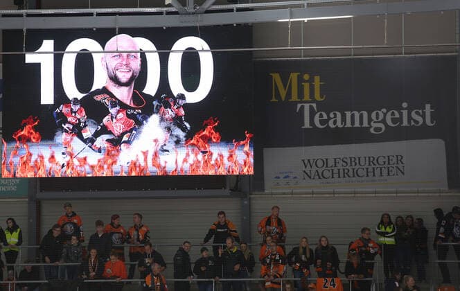 Grizzlys vs Augsburg Ice Hockey, DEL, Grizzlys Wolfsburg vs Augsburg Panther, Eis Arena Wolfsburg, picture shows 1000 games ad for Sebastian Furchner Wolfsburg