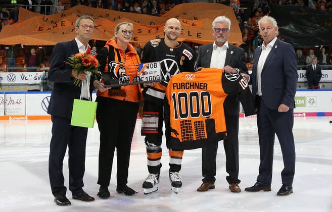 Grizzlys vs. Augsburg Ice Hockey, DEL, Grizzlys Wolfsburg vs. Augsburg Panther, Eis Arena Wolfsburg, picture shows honor for Sebastian Furchner from left to right Lord Mayor Klaus Mohrs, Hiltrud Werner, Sebastian Furchner, Rainer Schumacher, Karl Heinz Fliegauf Wolfsburg