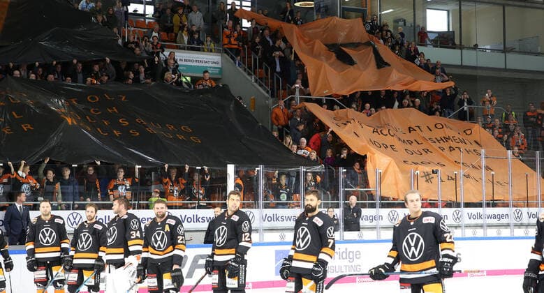 Grizzlys vs. Augsburg Ice Hockey, DEL, Grizzlys Wolfsburg vs. Augsburg Panther, Eis Arena Wolfsburg, picture shows award for Sebastian Furchner fan choreography Wolfsburg