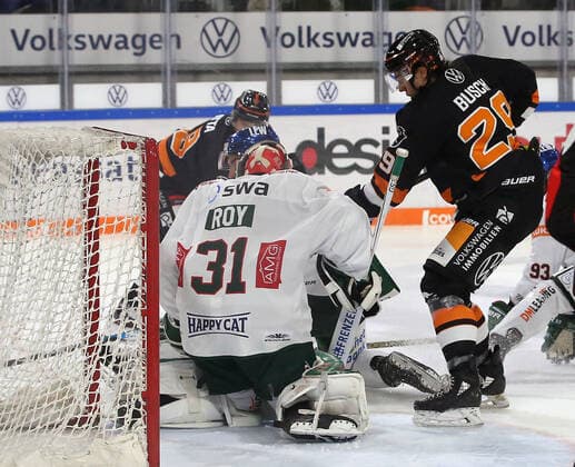Grizzlys vs Augsburg Ice Hockey, DEL, Grizzlys Wolfsburg vs Augsburg Panther, Eis Arena Wolfsburg, picture shows Valentin Busch Wob, 29 Wolfsburg