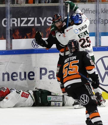 Grizzlys vs. Augsburg Ice Hockey, DEL, Grizzlys Wolfsburg vs. Augsburg Panther, Eis Arena Wolfsburg, picture shows Jeff Likens Wob, 9 in Rangelei Wolfsburg