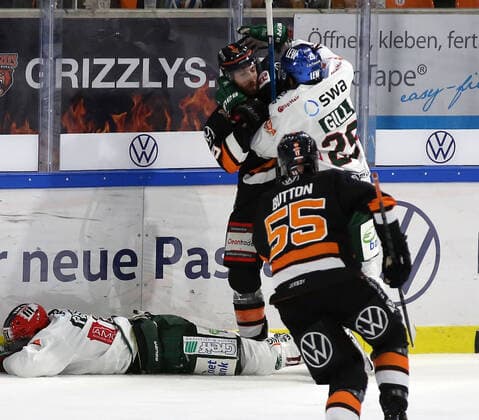 Grizzlys vs. Augsburg Ice Hockey, DEL, Grizzlys Wolfsburg vs. Augsburg Panther, Eis Arena Wolfsburg, picture shows Jeff Likens Wob, 9 in Rangelei Wolfsburg