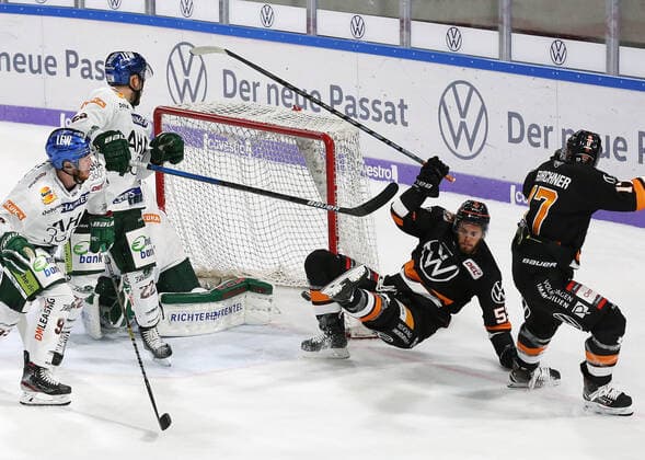 Grizzlys vs. Augsburg Ice Hockey, DEL, Grizzlys Wolfsburg vs. Augsburg Panther, Eis Arena Wolfsburg, picture shows Ryan Button Wob, 55 scores in this scene the goal to 2 3 for Wolfsburg Wolfsburg