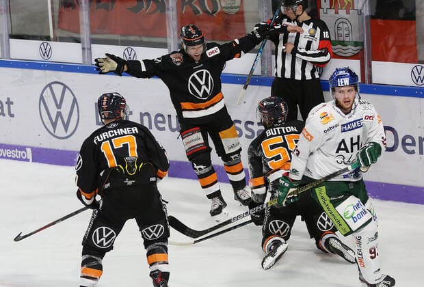 Grizzlys vs. Augsburg Ice Hockey, DEL, Grizzlys Wolfsburg vs. Augsburg Panther, Eis Arena Wolfsburg, picture shows cheers about the goal to the 2 3 by Ryan Button Wob, 55 Wolfsburg