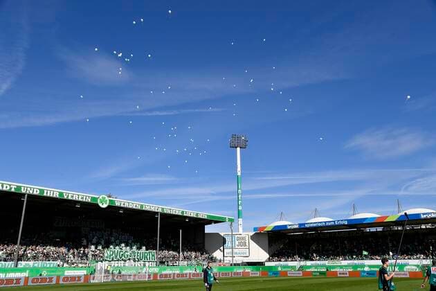 29 09 2019 Football Season 2019 2020 2 Soccer Bundesliga 08 Matchday SpVgg Greuther Fürth Kleeblatt SV Holstein Kiel Störche DFL regulations prohibit any use of photographs as image sequences and or quasi video Impression Balloons in the sky Panorama Stadium Sportstätte Tribüne Main grandstand
