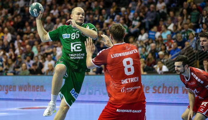 29 09 2019, Handball, 1 Bundesliga, 7 Spieltag, Füchse Berlin The owls Ludwigshafen, Max Schmeling Halle Berlins Paul Drux l throws the ball at the goal Handball 1 Bundesliga Füchse Berlin The owls Ludwigshafen